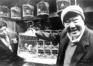 老北京街头“提笼架鸟”
